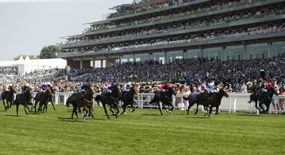 Una de las carreras de la primera jornada de este año en Ascot con las tribunas a reventar.