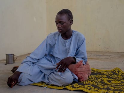 Mallam Abu Shanga, nigeriano de 15 años, en el asentamiento informal de desplazados de Kitchendi, Diffa, Níger.