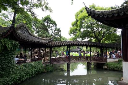 Visitantes en el Humble Administrator's Garden, en la provincia china de Suzhou.