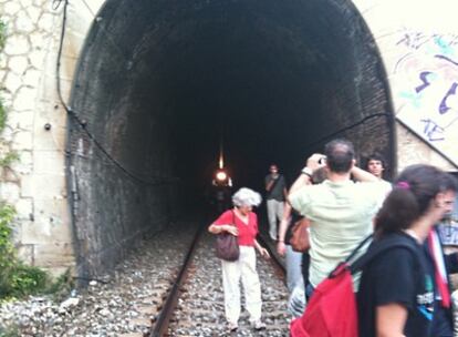 Imagen de los pasajeros que han tenido que abandonar el tren de Cercanías y seguir a pie hasta Vilanova i la Geltrú