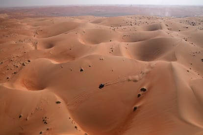 Uno de los participantes sortea las dunas durante la décima etapa del Dakar 2025.