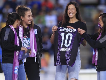 Jenni Hermoso durante su presentación como nueva jugadora de las Tuzas del Pachuca, en el estadio Hidalgo.