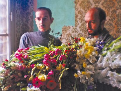 <b>Genís y Manolo, Astrud, en una pose con flores a lo Morrisey. </b>