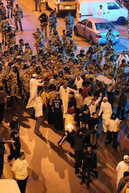 Policías reprimen a manifestantes chiíes en Awwamiya.