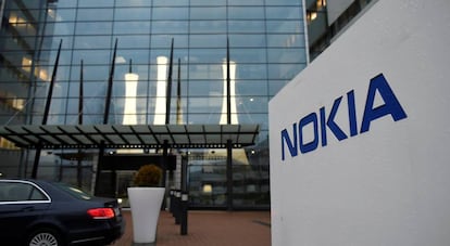 Vista del logotipo de Nokia en la entrada de la sede de la compañía en Espoo (Finlandia). 