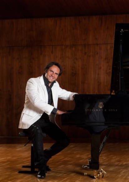 Manuel Carrasco en el piano.