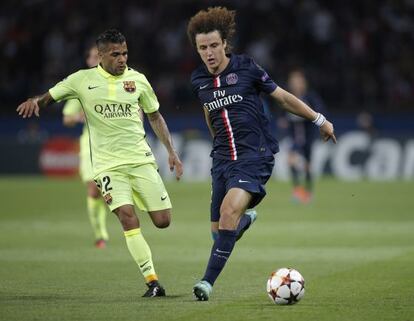 Alves lucha por un balón con David Luiz