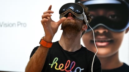 Un hombre prueba las gafas de realidad aumentada Apple Vision Pro durante la presentación del producto en la Apple Store de Nueva York, el pasado 2 de febrero.