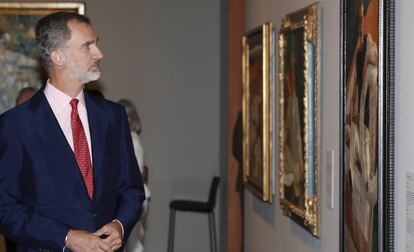 Felipe VI observa un dcuadro en la nueva sede de la Fundación María Cristina Masaveu Peterson, en Madrid.