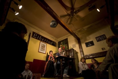 <b>Lectura de poesía en el escenario de Libertad 8, en el barrio de Chueca (Madrid)</b>