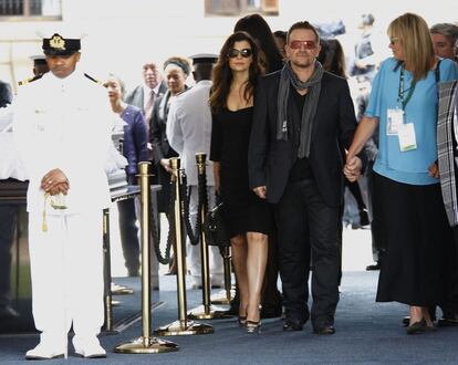 El cantante americano Bono junto a su mujer, Alison Hewson y la antigua asistente de Nelson Mandela, Zelda le Grange.