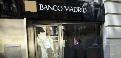 Un hombre frente a la sede de Banco Madrid.
