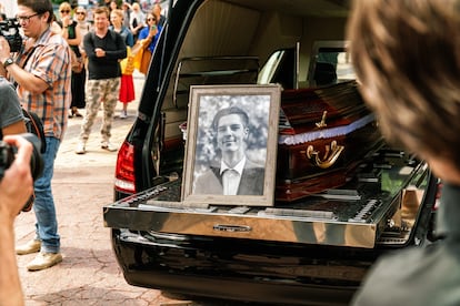 Fotografía del activista, elevado a la categoría de héroe popular en Ucrania, en el coche fúnebre que transportó sus restos mortales en Kiev.