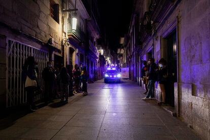 Un coche de policía patrulla una calle de la zona de ocio nocturno de Pontevedra, el pasado 10 de junio.