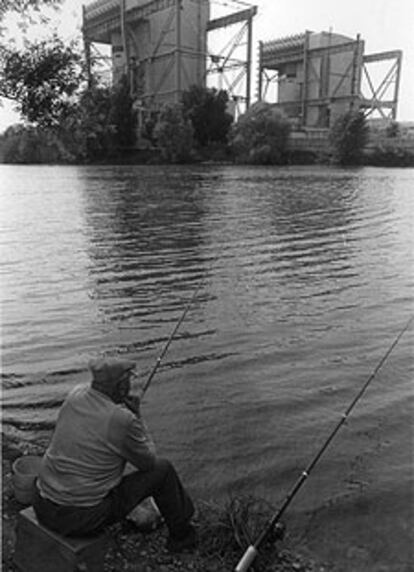 Un pescador, junto a una central nuclear cercana a Orleans (Francia).