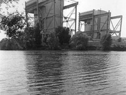 Un pescador, junto a una central nuclear cercana a Orleans (Francia).