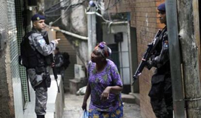 Dos policías vigilan una calle de Rocinha durante su ocupación en 2011.