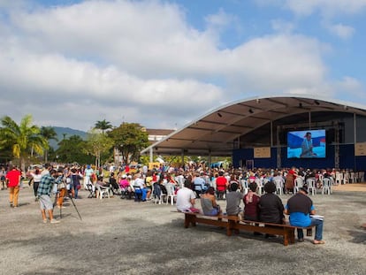 Público da Flip acompanha os debates pelo telão.