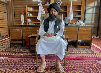 El comandante talibán Mulá Neda Mohammad, el domingo en su despacho en la ciudad afgana de Jalalabad.