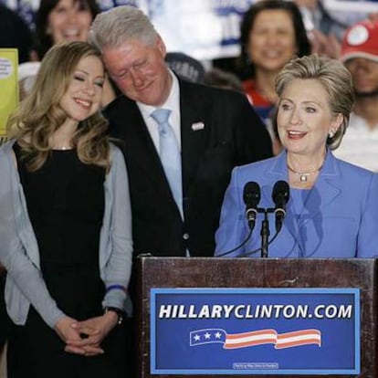 Hillary Clinton, en el acto tras las primarias de Indiana. Detrás, su hija Chelsea y su marido, Bill.