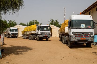 Los camiones a veces son del Programa Mundial de Alimentos y, otras, son particulares subcontratados para hacer el envío. La prioridad es que siempre lleguen a su destino. Dado el riesgo que supone realizar envíos en una zona de guerra, se establece un contacto permanente entre el punto de salida y el de llegada para cerciorarse de la peligrosidad es baja. Aunque la seguridad no está garantizada nunca al cien por cien, los camiones del PMA nunca han sufrido un ataque y sus almacenes solo han sido saqueados una vez desde el inicio del conflicto.