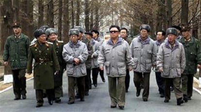 El líder norcoreano Kim Jong-Il pasea junto a varios jefes militares y jerarcas del Partido Comunista por las instalaciones de una academia militar.