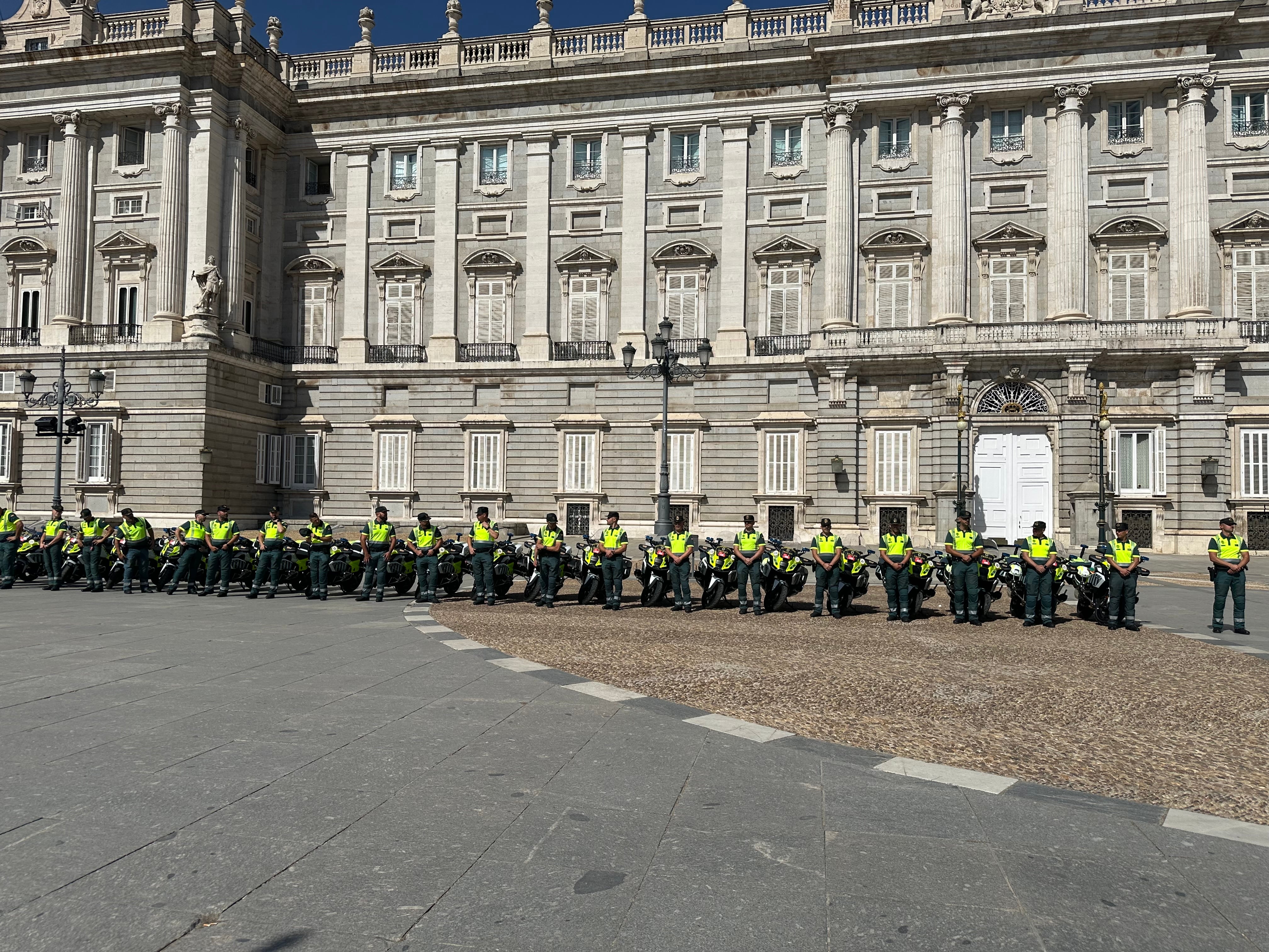 Motoristas de la Guardia Civil que acudirán a la Vuelta Ciclista a España 2026, hoy martes frente al Palacio Real en Madrid.