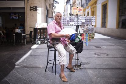 Juan José Vela, 56 años. Lleva26 años vendiendo cupones de la ONCE. Ahora los vende en plena calle en el centro de Sevilla. Un día unos clientes le regalaron un abanico que aún sigue utilizando.