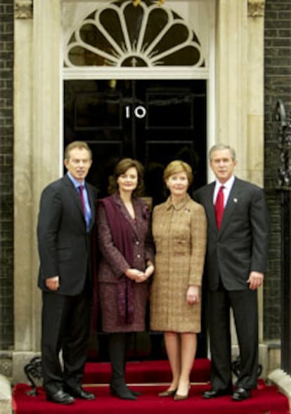 El primer ministro británico Tony Blair (izquierda) y su mujer Cherie reciben al presidente estadounidense George W. Bush (derecha) y su mujer Laura (segunda por la derecha).
