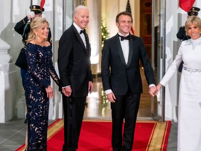 De izquierda a derecha, la primera dama Jill Biden, el presidente de Estados Unidos Joe Biden, el presidente francés Emmanuel Macron, la primera dama Brigitte Macron, en la cena de estado organizada en la Casa Blanca, el 1 de diciembre de 2022.
