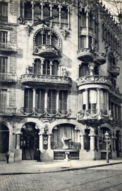 La casa Lleó i Morera, de Lluís Domènech i Montaner, situada en el Paseo de Grácia de Barcelona, alrededor de 1905