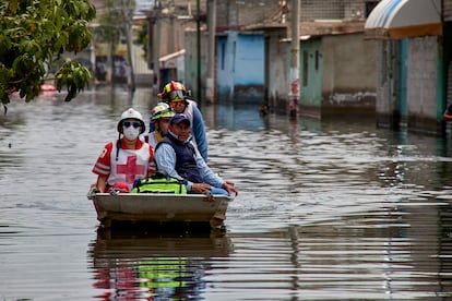 Elementos de la Cruz Roja apoyan en las inundaciones de Chalco, en el Estado de México, en agosto de 2024.