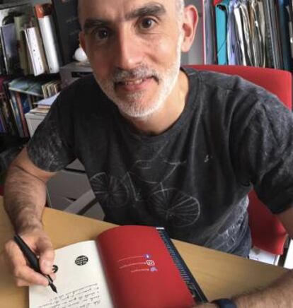 Alfredo Sanzol, firmando libros el sábado en la Feria del Libro.