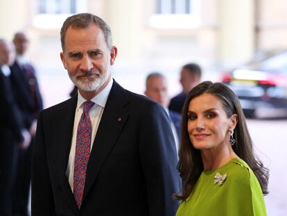 Los reyes Felipe y Leticia, este viernes a su llegada a Buckingham para la recepción por la coronación de Carlos III.