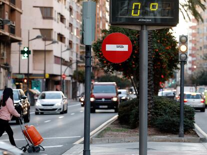 Un termómetro de una calle de Valencia marca 0º a primeras horas de la mañana de este martes.