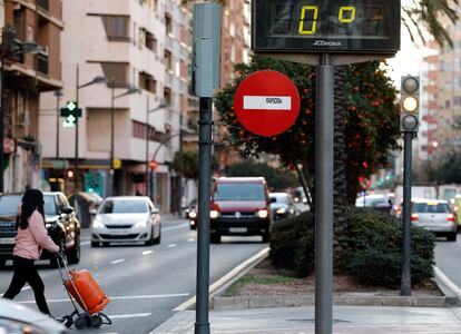 Un termómetro de una calle de Valencia marca 0º a primeras horas de la mañana de este martes.