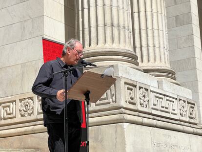 El escritor estadounidense Paul Auster lee un fragmento de una de las obras de Salman Rushdie, afuera de la Biblioteca Pública de Nueva York.