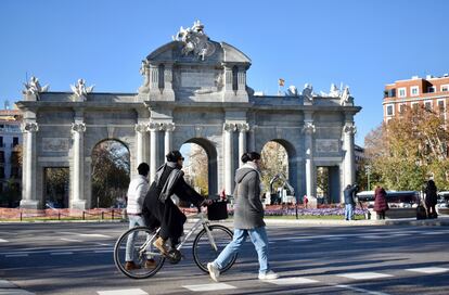 Desde este 18 de diciembre, la Puerta de Alcalá se puede ver y disfrutar tras los trabajos de restauración, que comenzaron en febrero.