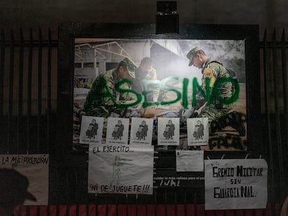 Papeletas, carteles y pintas en reclamo al presidente y al secretario de la Defensa sobre una de las fotografías que cuelga en las rejas del edificio del Senado.