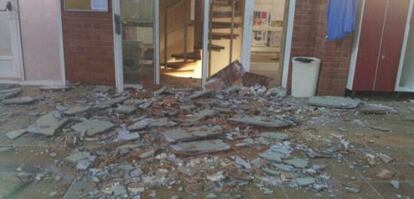 Cascotes del techo caídos en la piscina municipal de La Vaguada.
