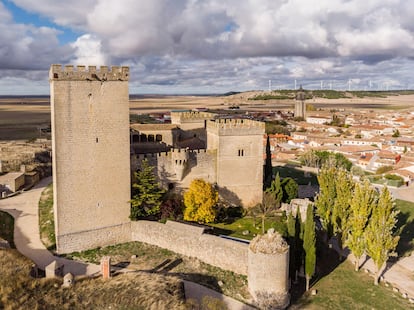 Ampudia (Palencia). Ubicado al sur de la provincia castellanoleonesa —a 26 kilómetros de la capital—, sus calles y plazas porticadas evocan al visitante a los tiempos del medievo en los que la localidad ostentaba el merecido protagonismo de toda la comarca de Tierra de Campos. “En su conjunto histórico-artístico hay constancia de restos arqueológicos que indican que la zona fue habitada ya en la Edad del Bronce”, indica la asociación. De hecho, su núcleo urbano ostenta la mención de Conjunto Histórico-Artístico. La larga historia de Ampudia, con etapas de gran prosperidad, ha legado un extenso y valioso patrimonio digno de visitar, como las dos calles principales, Corredera y Ontiveros, que son porticadas, con columnas de piedra formando una estructura de soportales que se mantienen en pie desde el siglo XVII (conservando algunos buenos ejemplos del siglo XIII). Los nombres de otras de sus calles tienen relación con el trazado, los oficios y personajes que se dedicaron al bienestar de los ampudianos: Francisco Martín Gromaz, ingeniero naval; Doña Josefa Gromaz, maestra, Fray Marcelino Gutiérrez y Aristóbulo Llorente. Entre sus calles, en las que solo residen 600 habitantes, hay un buen número de establecimientos hosteleros de carácter rural, donde reposar y reponer fuerzas “con el buen yantar ofrecido por sus restauradores”, destaca al respecto la Asociación Los Pueblos Más Bonitos de España. Es típico de Ampudia el Paloteo, una antigua y vistosa danza tradicional que se remonta a tiempos ancestros. En definitiva, en esta localidad de apenas 133 kilómetros cuadrados, el visitante encontrará todos los atractivos necesarios para una escapada inolvidable en el corazón de la Tierra de Campos de Palencia.