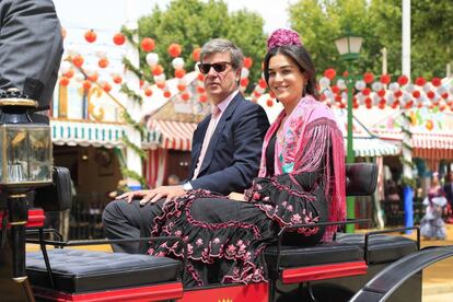 Cayetano Martínez de Irujo y su novia, Bárbara Mirjan, en la Feria de Abril de Sevilla.