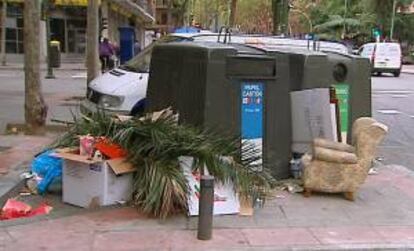 Imagen de televisión de varios contenedores en la calle Orense, Madrid.