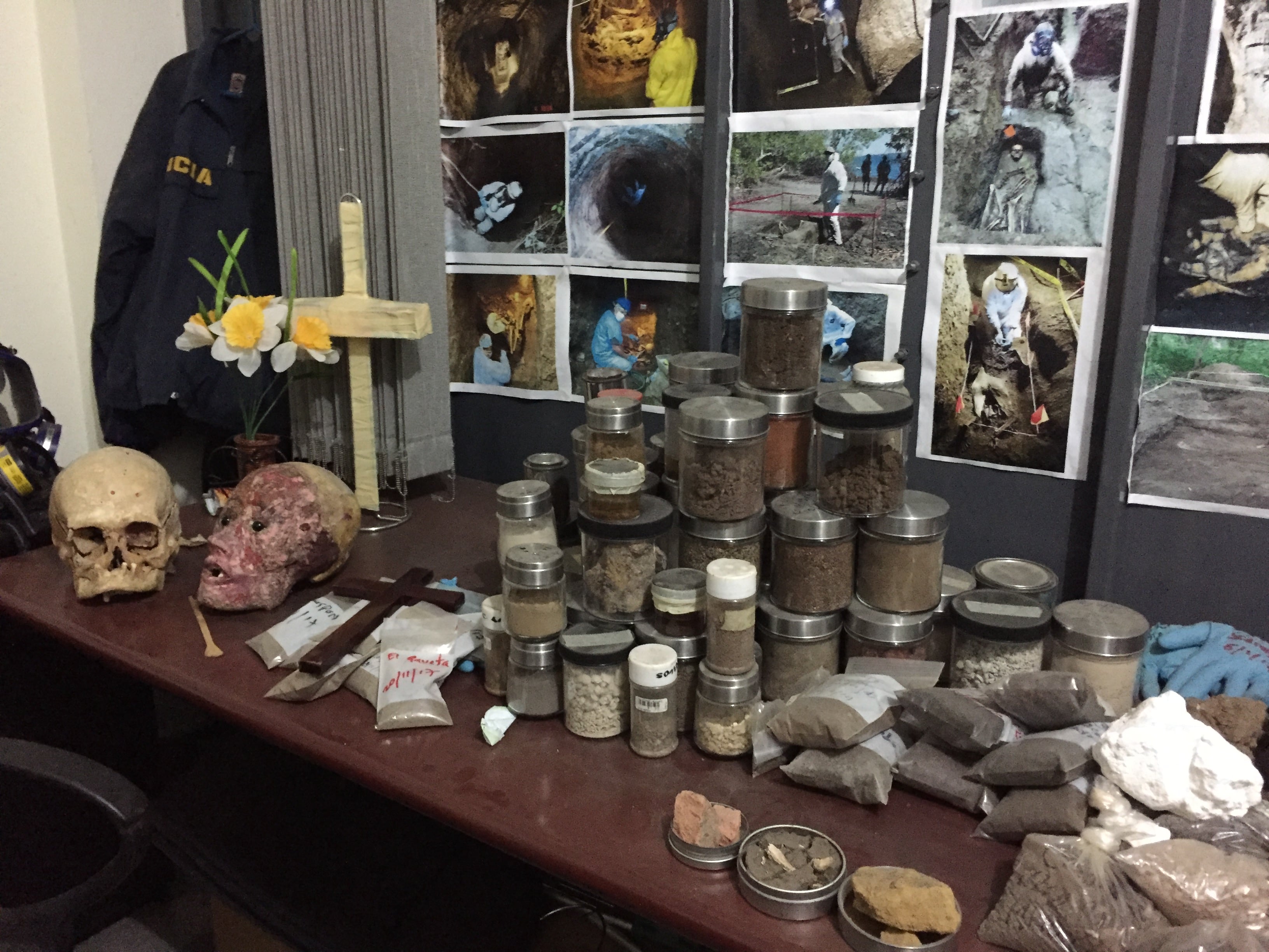 Muestras de tierra, fotos y restos óseos forman parte de la colección del criminalista forense Israel Ticas.