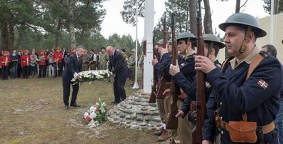 El lehendakari Iñigo Urkullu y el presidente de Aquitania, Alain Rousset, realizan este sábado una ofrenda floral en Vendays-Montalivet. 