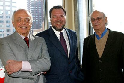 Lorin Maazel y Carlos Saura, con el alcalde de Sevilla, Sánchez Monteseirín (en el centro), ayer en Nueva York.