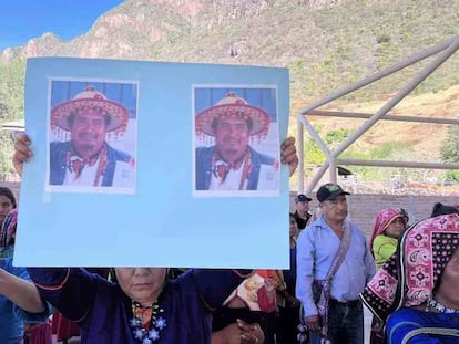 Una mujer sostiene una cartulina con la imagen de Maurilio Ramírez Aguilar, durante una manifestación el 17 de diciembre, en una imagen compartida en redes sociales.