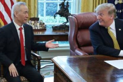 Uno de los viceprimeros ministros chinos, Liu He, y el presidente de EE UU, Donald Trump, en abril en la Casa Blanca.