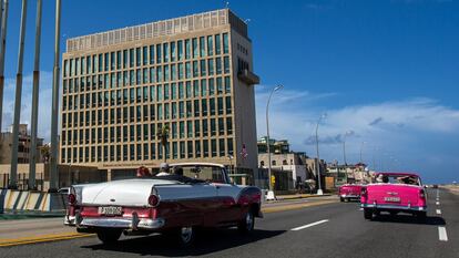 Turistas conducen junto a la embajada de EE UU en La Habana, Cuba.