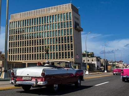 Turistas conducen junto a la embajada de EE UU en La Habana, Cuba.